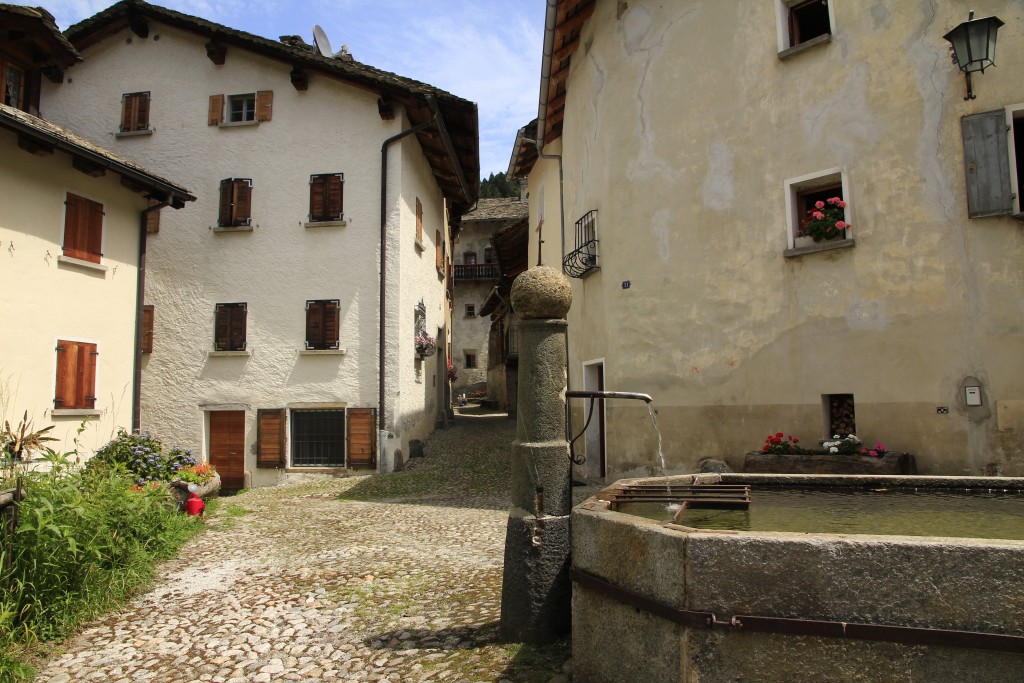 Der historische Wanderweg führt mitten durch die Bergeller Dörfer wie hier Bondo