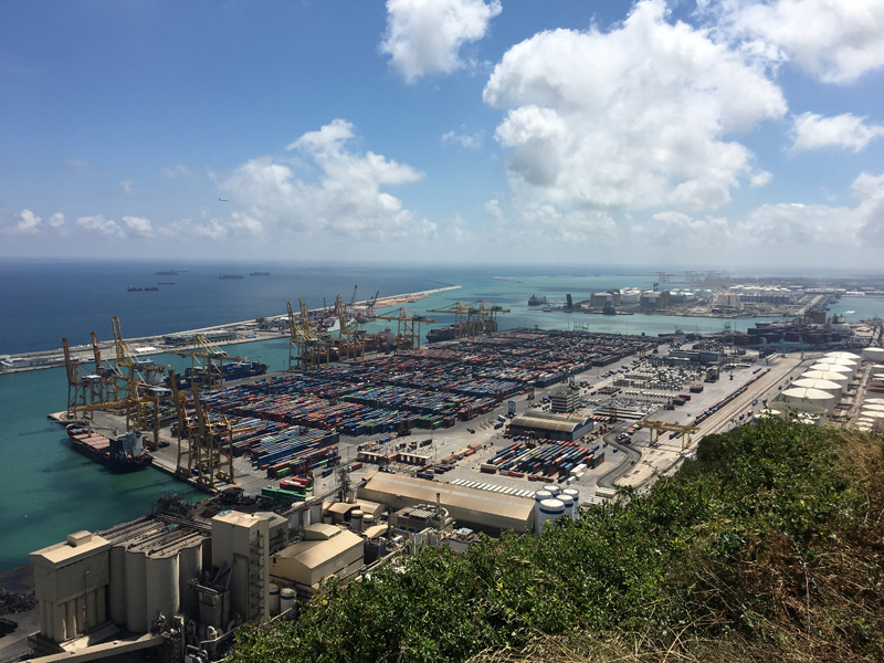 Keine Kreuzfahrtschiffe, aber Tonnen von Containern im Hafen von Barcelona