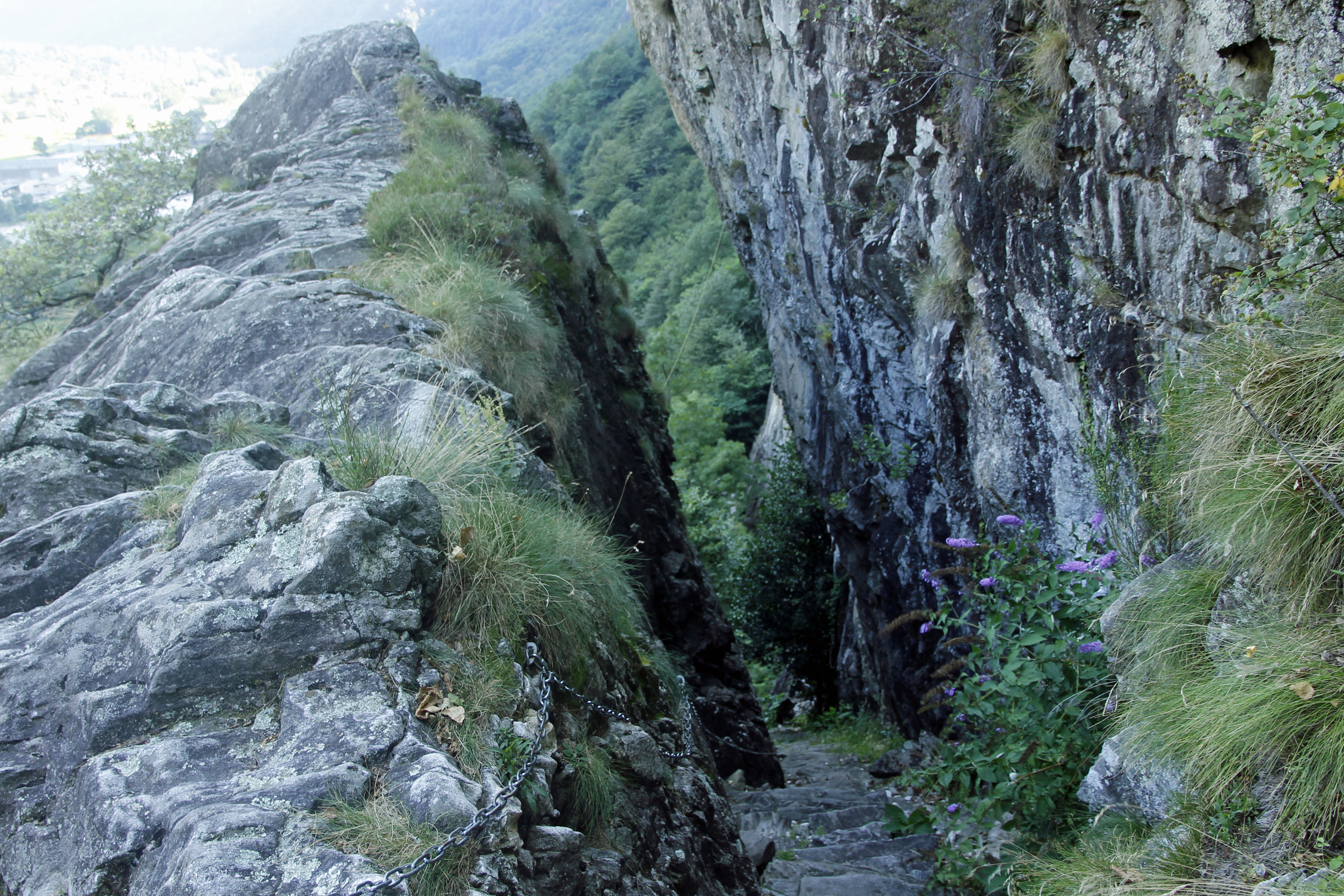 Kleiner «Felsweg» zwischen Aurigeno und Avegno