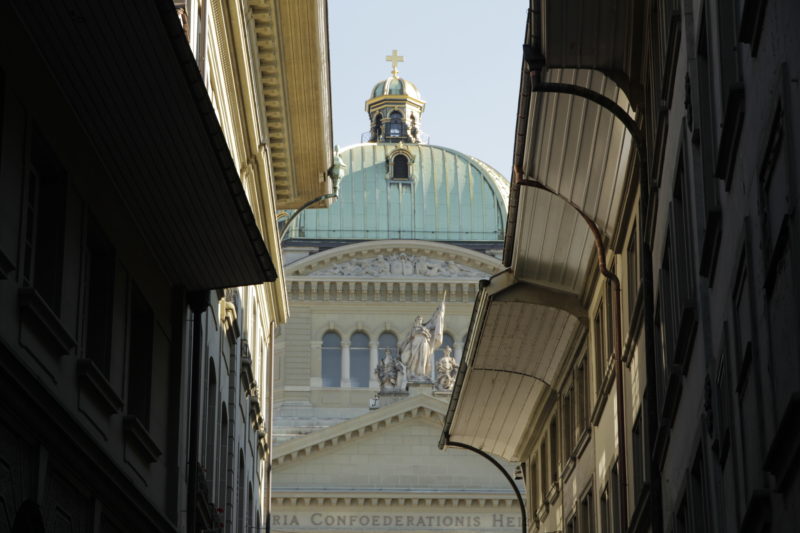 Blick auf die Bundeshauskuppel beim Gang durch die Altstadt