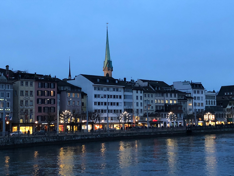 Das Limmatquai in Zürich am frühen Abend