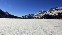Der Silsersee Richtung Maloja: eine begehbare Fläche im Winter