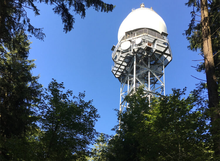 Der Hagenturm mit seiner Radarkappe