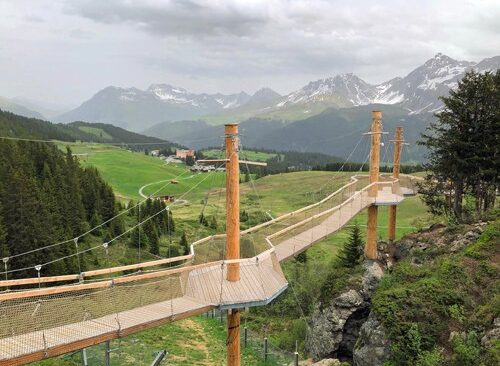 Die Hängebrücke im Aroser Bärenland